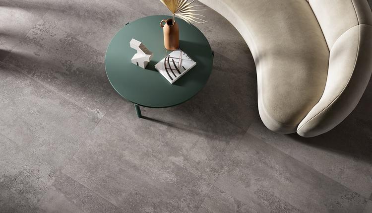 Re-Play Concrete | Emilceramica Feinsteinzeug Provenza Re-play Concrete Beton Detailansicht Bild Dark Grey Recupero Bild Galerie | Emilceramica