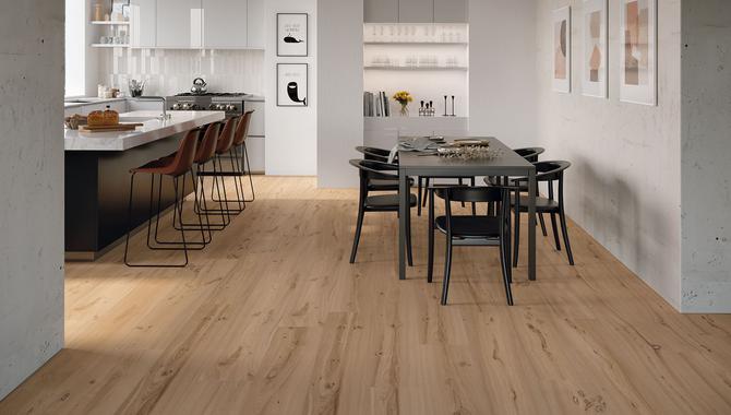 Ein Holzboden in der Küche kann Stil und Funktionalität in Einklang bringen